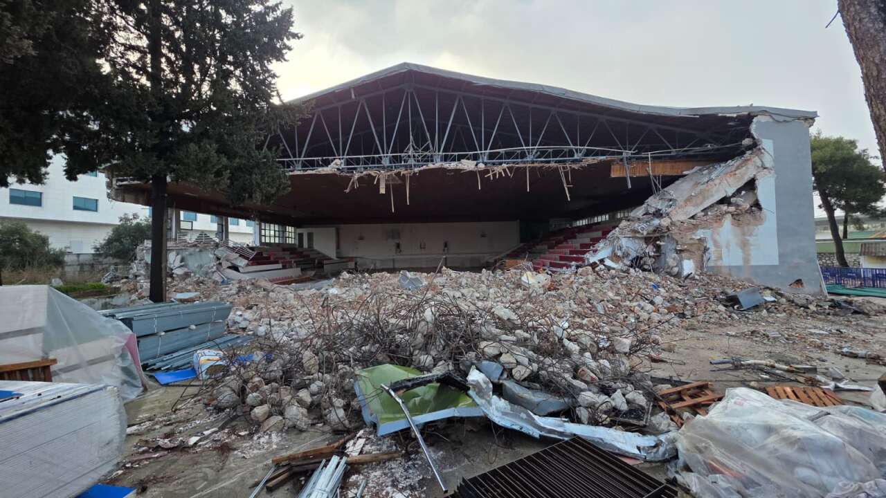 Menteşe’de Atatürk Kapalı Spor Salonu’nun Yıkımı Başladı 1